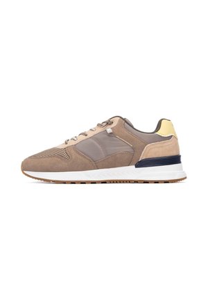 Zapatillas de deporte de ante marrón y malla con un collar acolchado, entresuela blanca y suela de goma beige. Presenta cordones y un pequeño acento en color marino.