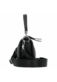 Zwarte leren handtas met een ronde vorm, zilveren hardware, korte handgreep en een afneembare schouderriem. Geweven afwerking met minimale details.