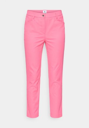 Spīdīgi rozā, pieguļoši sieviešu bikses ar jostu cilpām, priekšējiem kabatām un priekšējo pogu aizdari uz baltā fona.