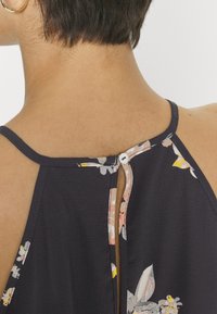ONLY Tall ONLNOVA LUX KEYHOLE - Top - black/light pink