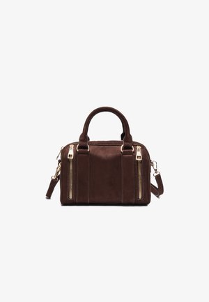 Brun rektangulær håndtaske i læder med to håndtag, to lodrette lynlåslommer foran og en aftagelig skulderrem.