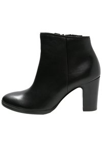 Bottine en cuir noir avec une fermeture éclair sur le côté, bout rond et talon carré d'environ 7 cm de hauteur.