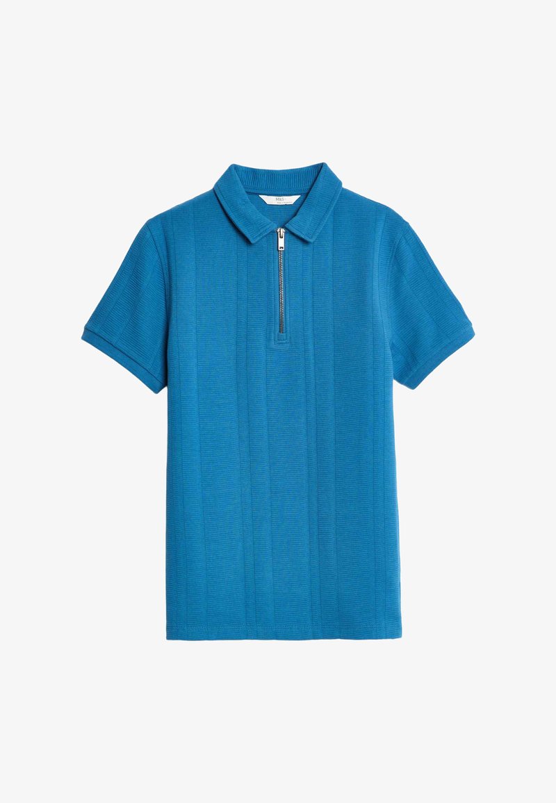 Camiseta tipo polo azul de manga corta con cuello y media cremallera en la parte delantera, con patrón de rayas verticales texturizadas en la tela.