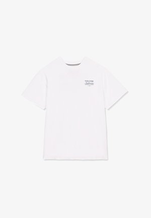 Camiseta de algodón blanca con mangas cortas, escote redondo y un pequeño logo en azul marino en el lado izquierdo del pecho. Textura suave y corte estándar.