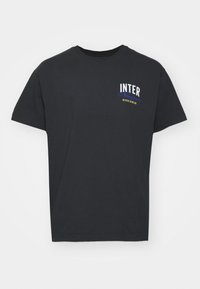 Schwarzes Baumwoll-T-Shirt mit kurzen Ärmeln, versehen mit weißem und blauen "INTER"-Text und gelben Akzenten. Klassisches Rundhals-Design.