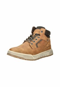 Botas de cuero marrón hasta el tobillo con superficies texturizadas y lisas; cuello acolchado; cordones; suela de goma con patrón de relieve; refuerzos en las costuras.