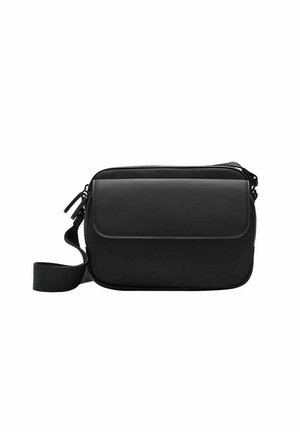 Czarna prostokątna torba na ramię z przednią klapką i regulowanym paskiem, przedstawiona na białym tle.