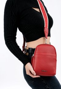 Emily & Noah UMHÄNGE ELENA - Umhängetasche - red