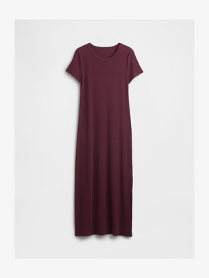 Pikk, lühikeste varrukatega, ümarate kaelustega burgundi värvi kleit sirge lõikega, esitatud lihtsa valge tausta ees.