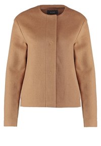 Beżowa, dopasowana kurtka wykonana z miękkiego materiału. Posiada okrągły dekolt, długie rękawy oraz prosty przód bez guzików i zapięć.