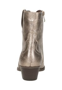 Metalen bronzen enkellaars met een textuurafwerking, zijknoop, lage blokhak en decoratieve uitsnijdingen op de achterkant.