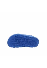 Suela de zapato de goma azul con superficie texturizada, patrones circulares y agarres elevados; las lengüetas para tracción están distribuidas uniformemente por toda la suela.