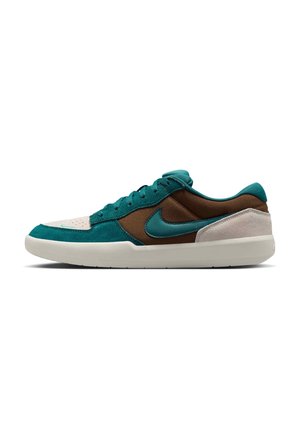 Low-top sneaker met turquoise suède en bruin stoffen bovenwerk, beige hiel, turquoise Nike swoosh, witte zool en turquoise veters, zijaanzicht.