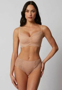 Bralette in pizzo e mutandine a vita alta color nude. Il bralette presenta un design arricciato e spalline regolabili; le mutandine hanno dettagli in pizzo sui lati.