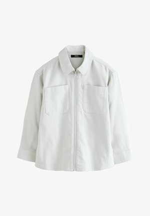 Witte casual jas met ritssluiting aan de voorkant, twee borstzakken, lange mouwen en een kraag, weergegeven tegen een effen witte achtergrond.