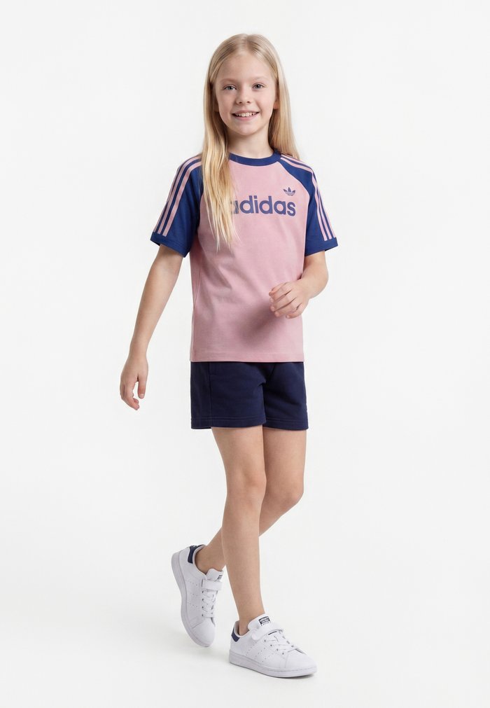 adidas TEE JUNIOR - Print T-shirt - magic mauve/victory blue