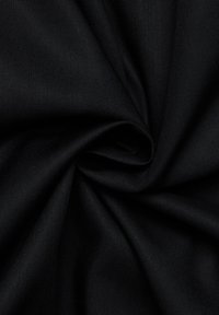 Tessuto nero con una texture liscia e tessuta, disposto a spirale per mettere in risalto lo spessore e il colore uniforme.