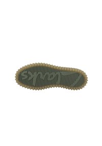 Suola di scarpa in gomma verde smorzato con texture a righe. Presenta un marchio impresso e un bordo esterno beige a contrasto.