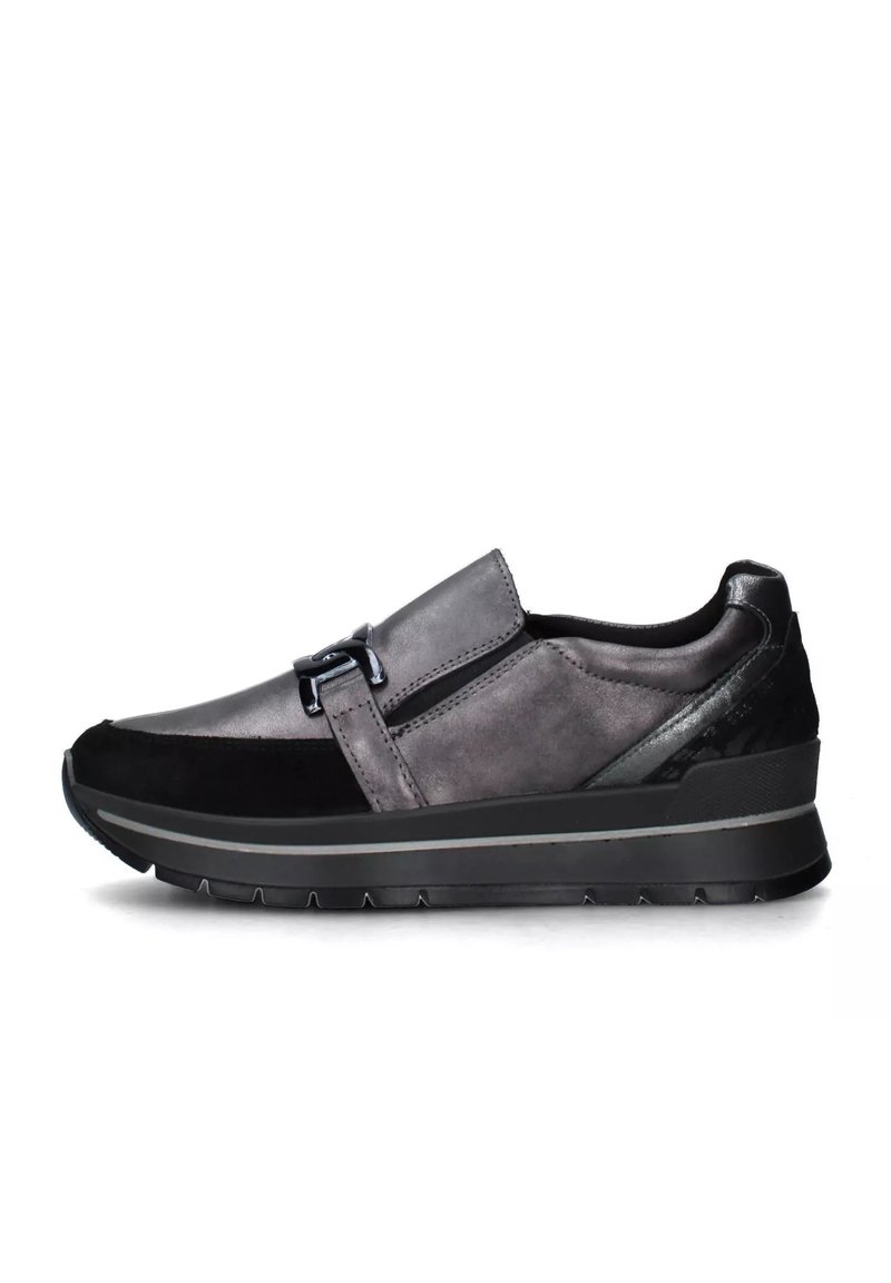 Sneakers da uomo in nero e grigio scuro, realizzati in pelle e suede, design slip-on e con un accento metallico sulla parte superiore.