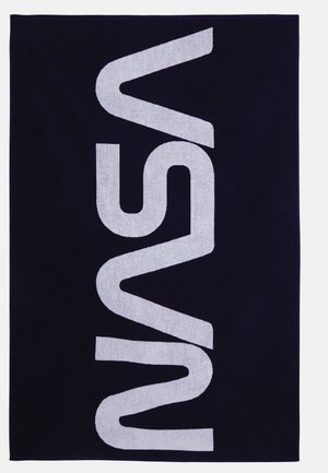 Toalha azul-marinha com grande texto branco "VSN". Material de algodão macio com textura suave, forma retangular e design limpo.