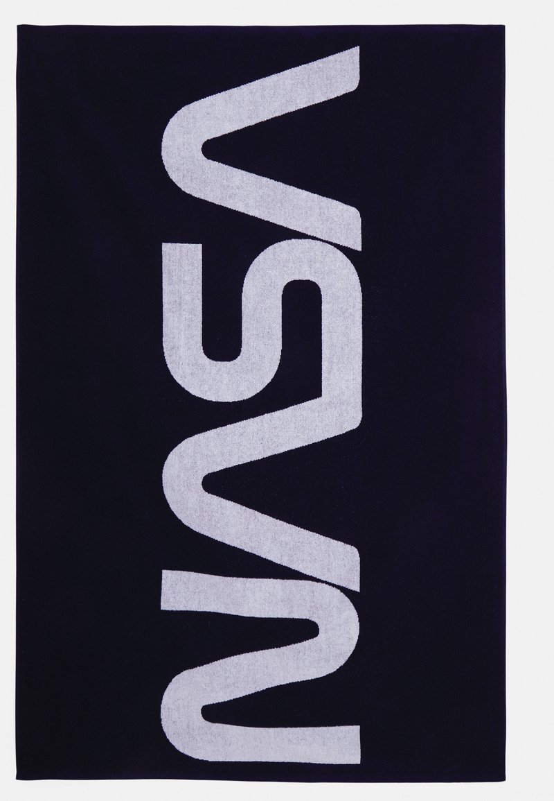 Toalha azul-marinha com grande texto branco "VSN". Material de algodão macio com textura suave, forma retangular e design limpo.