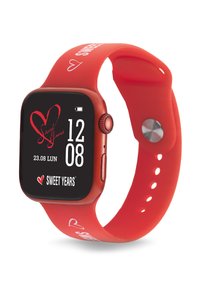 Punainen silikoninen älykello, jossa on neliönmuotoinen musta näyttö, joka näyttää ajan ja päivämäärän. Nauhassa on sydänlogo ja teksti "SWEET YEARS".