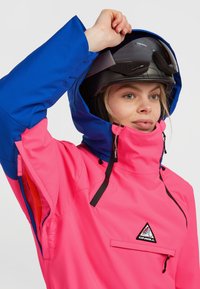 Roze en blauwe skijas met een hoge nek, verstelbare capuchon, ritszakken en een logo patch. Soepele textuur en duurzaam materiaal.