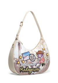 Braccialini tas met een gebogen ontwerp, crèmekleurig materiaal, geïllustreerde patches en kleurrijke accenten; bevat landschapsafbeeldingen en bloemdétails.