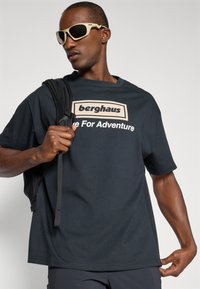 Berghaus CONCERT COLLECTION ADVENTURE TOUR TEE UNISEX - Tričko s potlačou - black