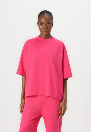 Roze katoen oversized sweatshirt met een ronde halslijn en korte mouwen, voorzien van het merklocatie "CARLO COLUCCI" op de voorkant.
