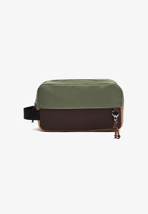 Pravokotna toaletna torbica z olivno zelenim zgornjim delom, temno rjavim dnom, opečnato rjavimi stranicami, črnim ročajem in zadrgo z vlečno vrvico.