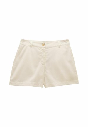 Beige højtaljede shorts med forlommer, bæltestropper, en gylden knaplukning og et rent, enkelt design.