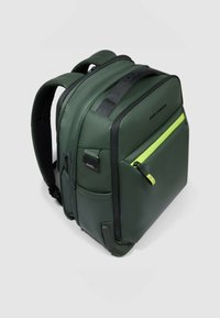 Groene waterdichte rugzak met een matte afwerking, voorzien van een voorvak met rits met heldergele accenten en gewatteerde schouderbanden.