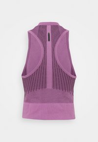 Haut de sport sans manches violet avec panneaux en maille, texture côtelée, et étiquette "RUSH" centrée dans le haut du dos.