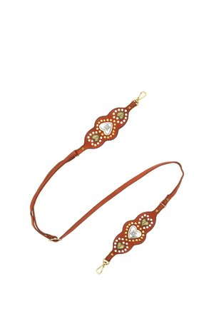Tracolla di borsa in pelle marrone con fibbie dorate, decorata con borchie a forma di cuore oro e argento e piccoli dettagli metallici rotondi.
