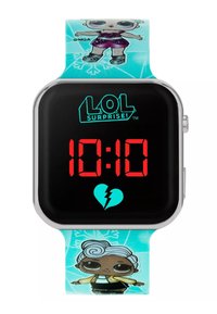 Digitale klok met een zwarte wijzerplaat waarop rode cijfers worden weergegeven. Lichtblauwe band met een cartoonfiguur met wit haar en kleurrijke kleding.