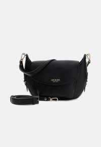 Zwarte leren crossbodytas met gestructureerde afwerking en gouden hardware. Voorzien van een klep met sluiting en verstelbare riem. "GUESS"-logo zichtbaar.
