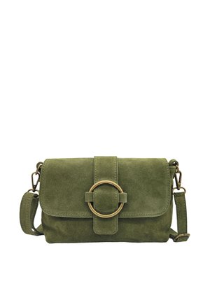 Sac bandoulière en daim vert olive avec fermeture à rabat et grande boucle circulaire en laiton sur la sangle avant. Sangle d'épaule ajustable avec fermoirs métalliques.