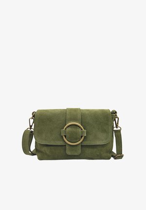 Sac bandoulière en daim vert olive avec fermeture à rabat et grande boucle circulaire en laiton sur la sangle avant. Sangle d'épaule ajustable avec fermoirs métalliques.