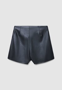 Pantaloni corti in pelle nera con una texture liscia, caratterizzati da una vita alta e due pieghe frontali. Il design è sartoriale con un taglio pulito.