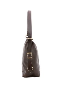 Borsa a tracolla in pelle marrone con una sola tracolla, dettagli con fibbia regolabile e forma arrotondata. Texture liscia con accentuazioni hardware minime.