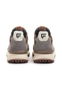 Sportliche Schuhe aus braunem, grauem und olivgrünem Wildleder mit einem weißen Lederfersenstück. Texturierte Außensohle aus braunem Gummi mit Logodetail auf der Rückseite.