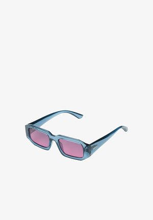 Lunettes de soleil rectangulaires translucides bleues avec des verres teintés violets et des branches droites s'inclinant vers l'extérieur sur un fond blanc.