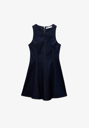 Mørkeblå denim ærmeløs kjole med en tætsiddende overdel og en udskærmet nederdel, der har synlige sømme og en lynlås bagpå.