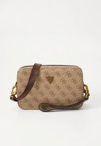 Beige og brun mønstret Guess crossbody-taske med justerbar mørkebrun rem og guldfarvet metalhardware på hvid baggrund.