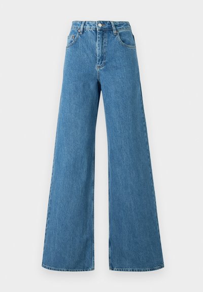 Τζιν παντελόνι με φαρδιά μπατζάκια και ψηλή μέση από ανοιχτό μπλε τζιν ύφασμα, με κλείσιμο με κουμπιά, πέντε τσέπες και καθαρή γραμμή στο τελείωμα.