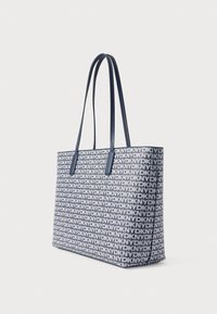 Torba na ramię z wzorem w kolorze granatowym i białym, na którym widnieją litery „DKNY”. Wykonana z wytrzymałego materiału, z długimi uchwytami ułatwiającymi noszenie.