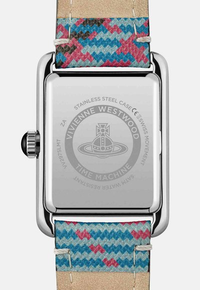 Montre en acier inoxydable avec un boîtier rectangulaire, un bracelet en tissu à motifs bleu et rose, et l'inscription "Vivienne Westwood Time Machine" gravée au dos.