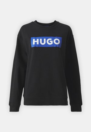 Felpa nera in cotone, con un grande logo rettangolare blu riportante la scritta "HUGO" in bianco, polsini e fondo a costina.