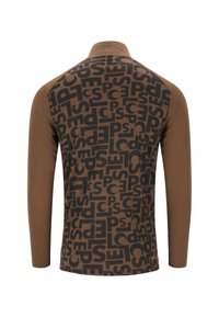 Braunes Langarmshirt mit schwarzen, fetten Buchstabenmustern auf dem Rücken, die verstreute Großbuchstaben des Alphabets zeigen.